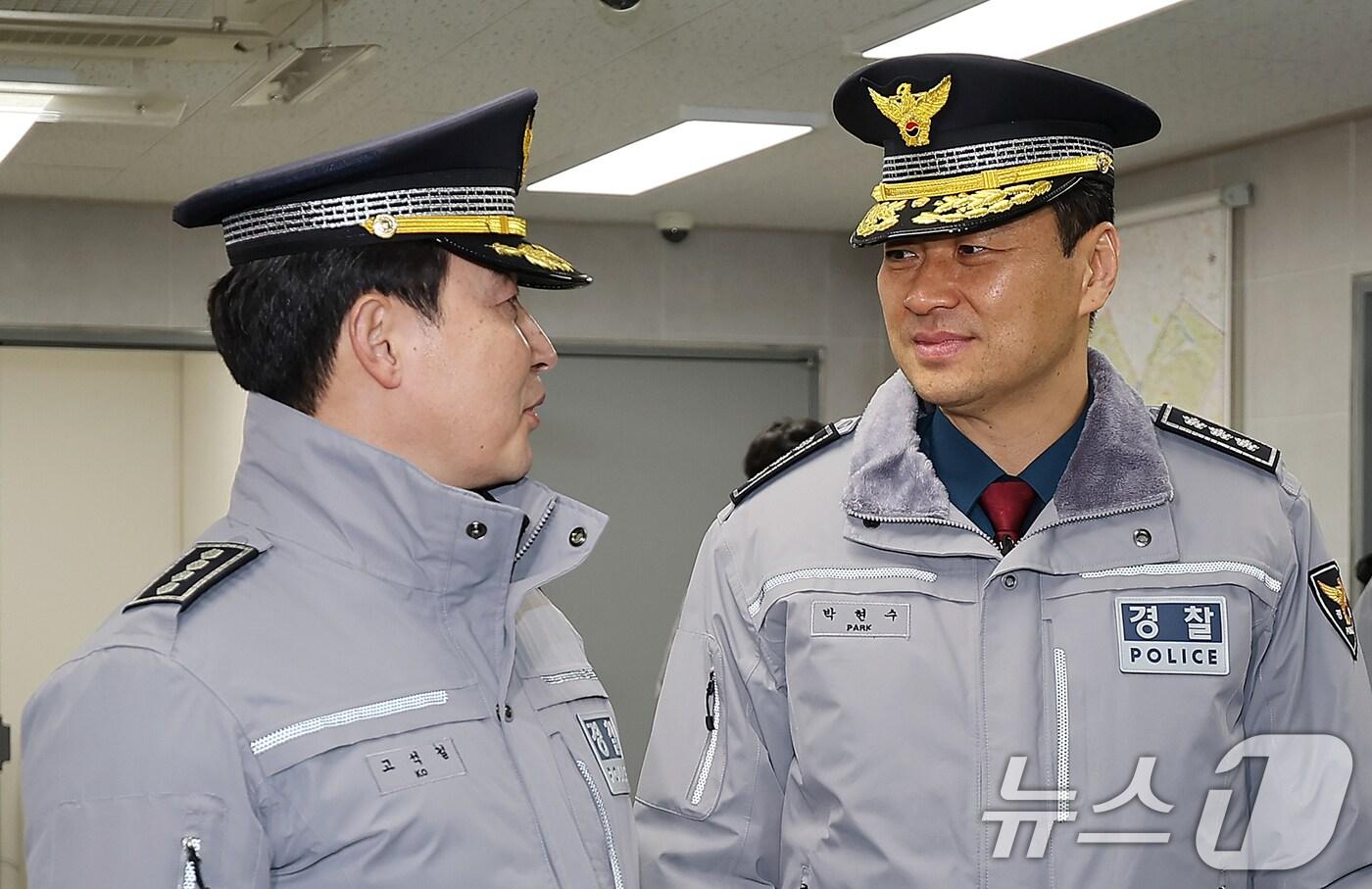 박현수 서울경찰청장 직무대리&#40;오른쪽&#41;. 2025.2.10/뉴스1 ⓒ News1 김진환 기자