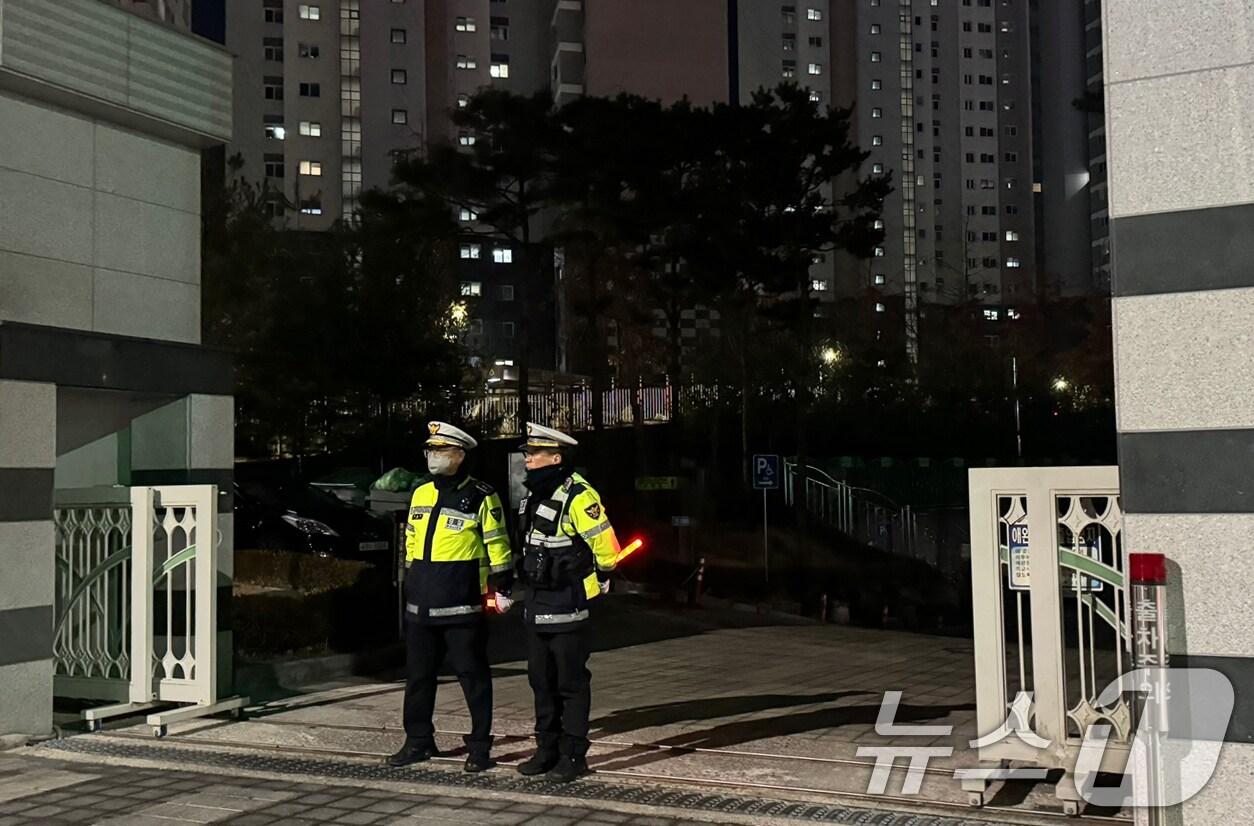 본문 이미지 - 경찰이 초등생 사망 사건이 발생한 대전 서구의 초등학교를 통제하고 있다. /뉴스1 ⓒ News1 양상인 기자