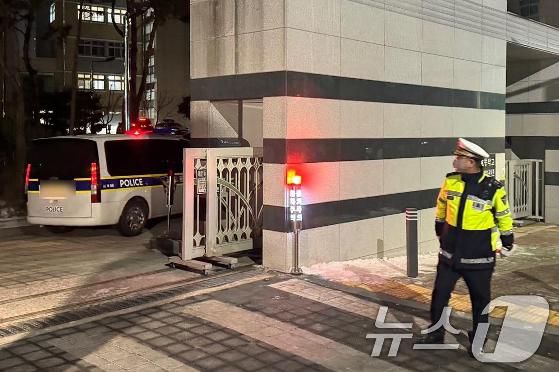 본문 이미지 - 10일 대전 서구 한 초등학교에서 초등학교 1학년 A양이 흉기에 찔려 사망하는 사고가 발생했다. 현장에서 돌봄교사 B&#40;40대&#41;씨도 자상을 입었으나 의식이 있는 상태로 발견돼 병원으로 옮겨졌다. 사고가 발생한 초등학교에 경찰 차량이 들어가고 있다. 2025.2.10/뉴스1 ⓒ News1 양상인 기자