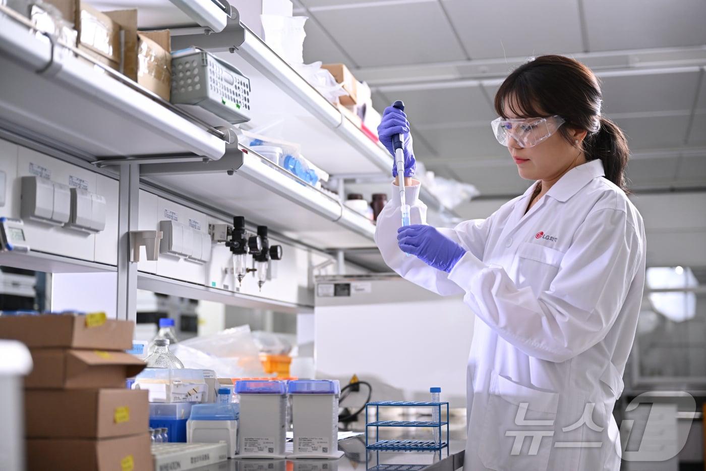 LG화학 연구원이 신약물질을 분석하고 있다.(LG화학 제공)/뉴스1