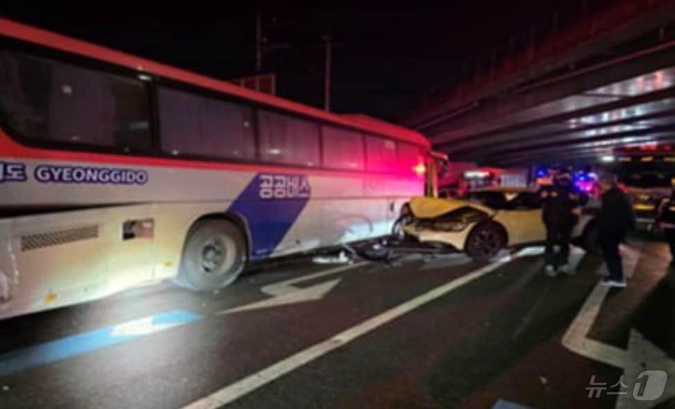 본문 이미지 - 지난 10일 오후 10시 15분쯤 경기 화성시 병점복합타운 삼거리 부근에서 버스와 승용차 등 7중 추돌사고가 발생했다.(경기도소방재난본부 제공)/