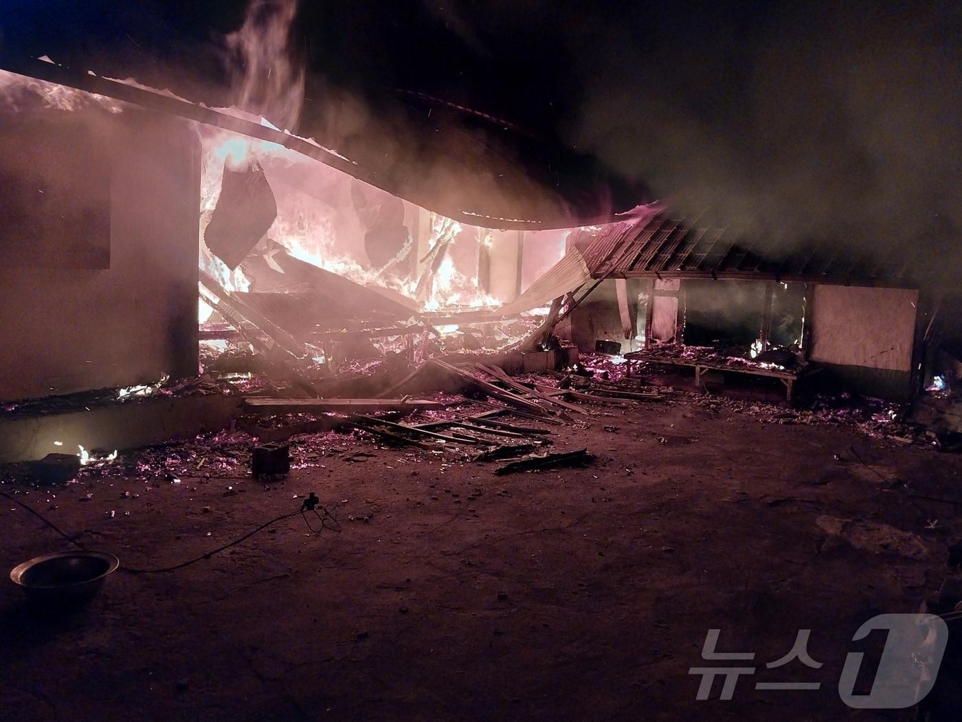 본문 이미지 - 불이 난 주택.(경남소방본부 제공)