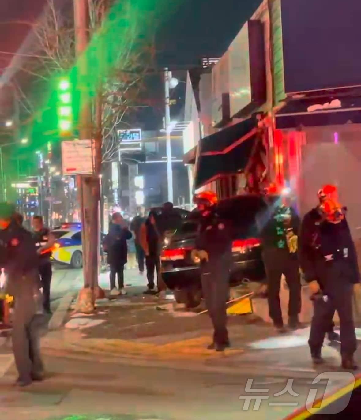 본문 이미지 - 10일 오후 광주 북구 용봉동 한 상가에 차량이 돌진한 모습. &#40;독자제공&#41; 2025.2.11/뉴스1