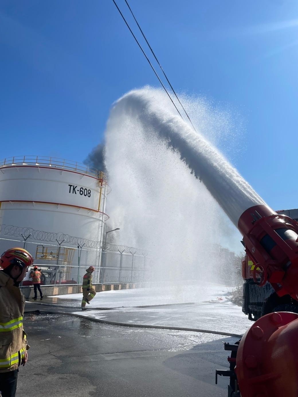 본문 이미지 - 대용량포방사시스템(소방청 제공)