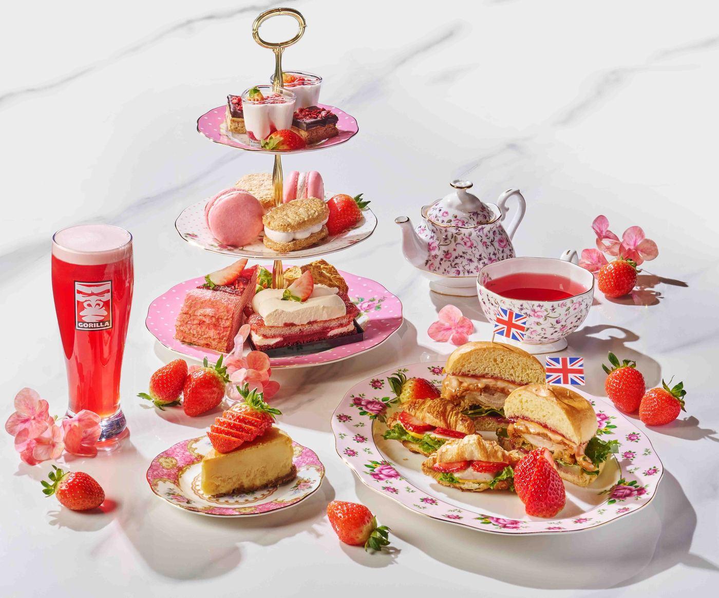 본문 이미지 - BBQ빌리지 송리단길점 '클래식 딸기 애프터눈티 세트'에 한정판 딸기맥주와 카라멜 리큐르 치즈케이크를 추가한 모습(BBQ 제공).