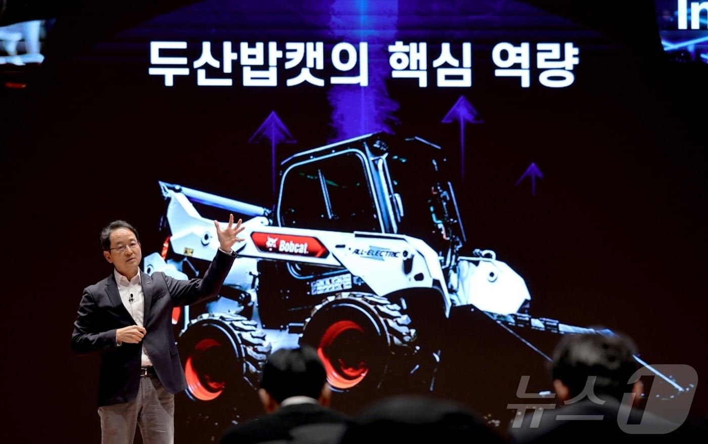 스캇 박 두산밥캣 부회장이 10일 ‘인베스터 데이’ 행사에서 성장 전략을 발표하고 있다.(두산밥캣 제공) ⓒ News1 최동현 기자