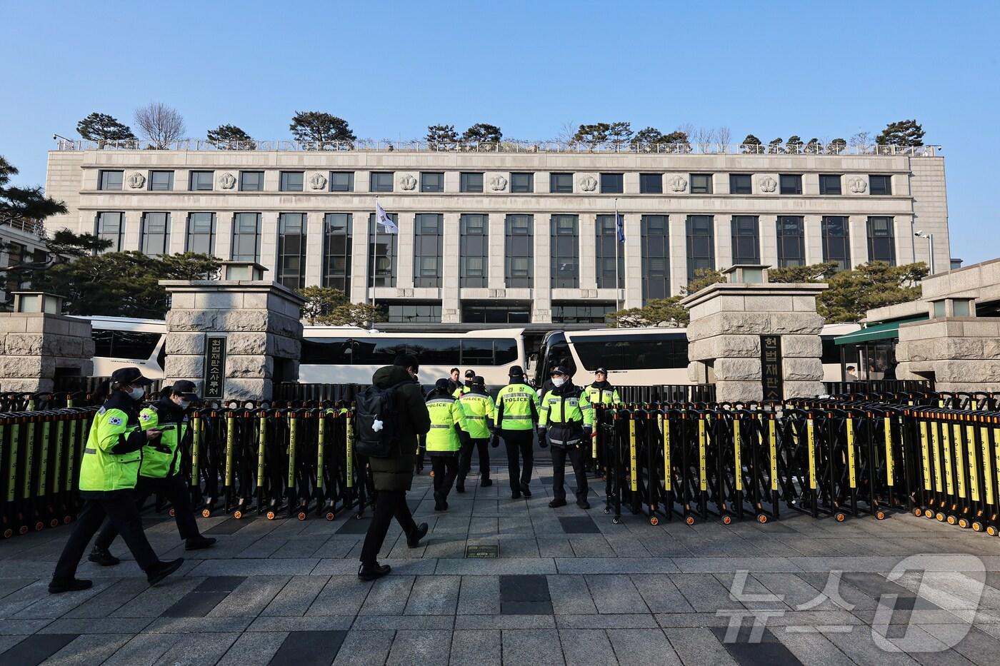 윤석열 대통령 탄핵 심판 7차 변론기일인 11일 서울 종로구 헌법재판소 인근 도로를 경찰이 통제하고 있다. 2025.2.11/뉴스1 ⓒ News1 김도우 기자