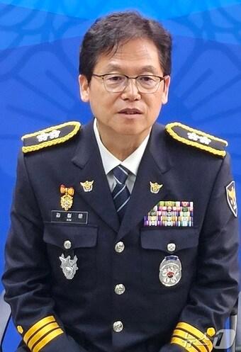 본문 이미지 - 김철문 신임 전북경찰청장이 11일 전북자치도 전주시 전북경찰청에서 기자실을 방문해 간담회늘 열고 질의에 답변을 하고 있다. 2025.2.11/뉴스1 ⓒ News1 유경석 기자