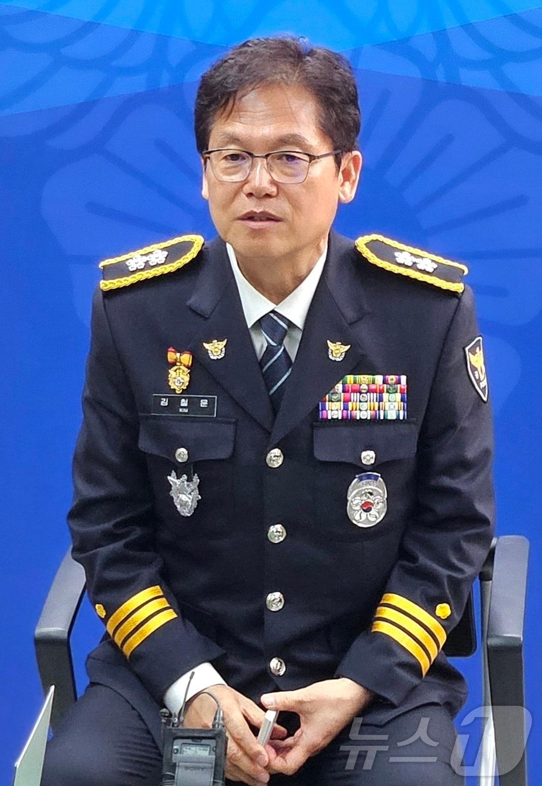 본문 이미지 - 김철문 신임 전북경찰청장이 11일 전북자치도 전주시 전북경찰청에서 기자실을 방문해 간담회늘 열고 질의에 답변을 하고 있다. 2025.2.11/뉴스1 ⓒ News1 유경석 기자