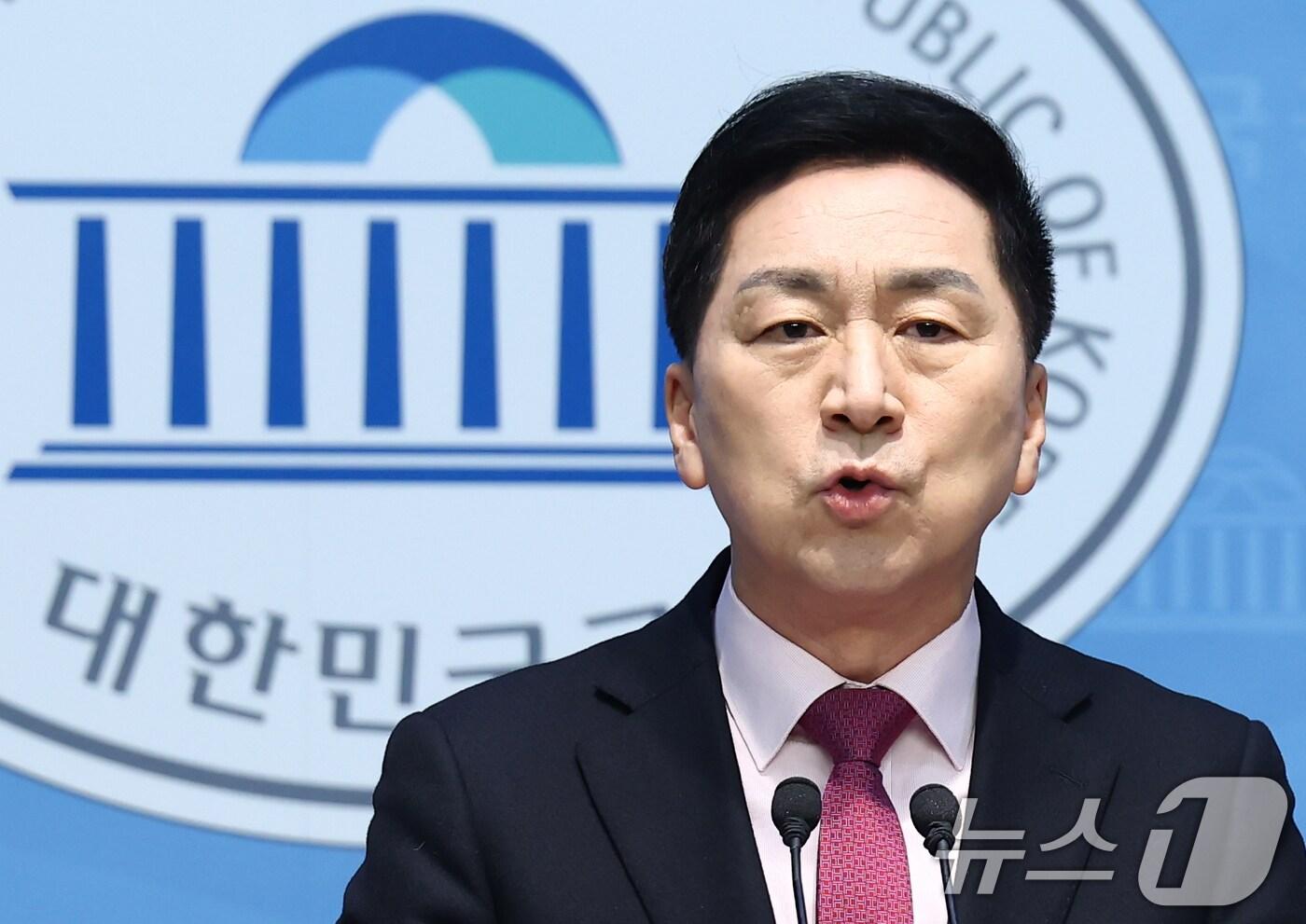 본문 이미지 - 김기현 국민의힘 의원이 11일 오전 서울 여의도 국회 소통관에서 '울산시장 선거개입 의혹' 사건 2심에서 무죄가 선고된 황운하 조국혁신당 의원이 전날 30억 각서 비리 의혹에 대한 해명을 요구하자 이를 반박하는 내용의 기자회견을 하고 있다. 2025.2.11/뉴스1 ⓒ News1 김민지 기자