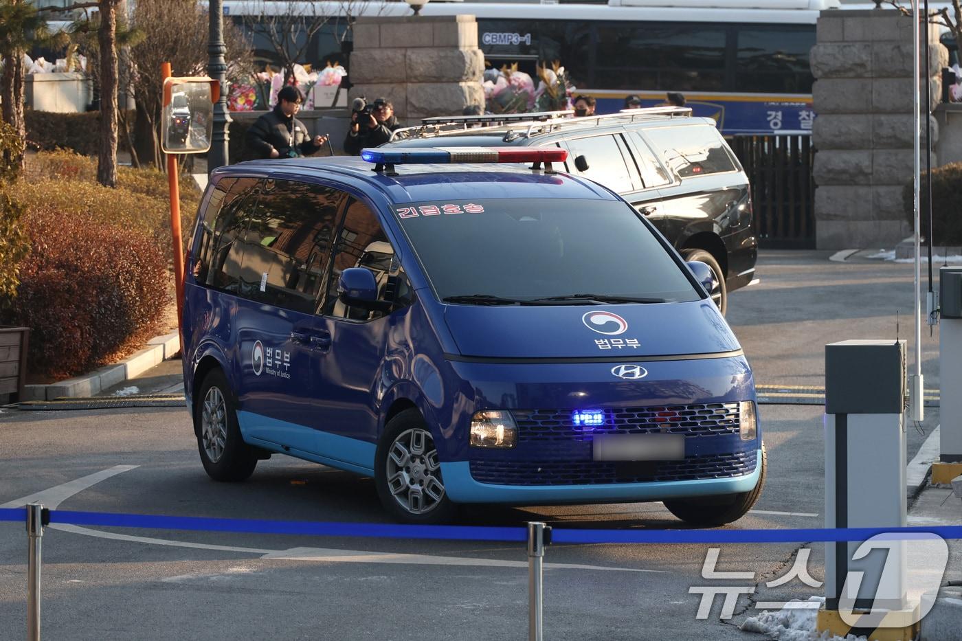 윤석열 대통령이 탑승한 호송차가 탄핵 심판 7차 변론기일이 열리는 11일 오전 서울 종로구 헌법재판소로 들어오고 있다. 2025.2.11/뉴스1 ⓒ News1 사진공동취재단