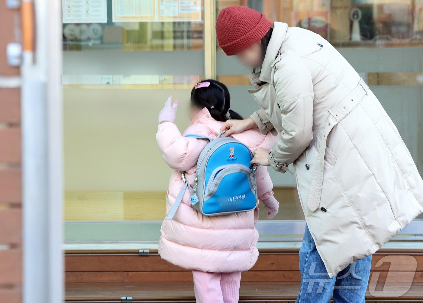 본문 이미지 - 11일 서울시내 한 어린이집에서 한 어린이가 등원하고 있다. 2025.2.11/뉴스1 ⓒ News1 이동해 기자