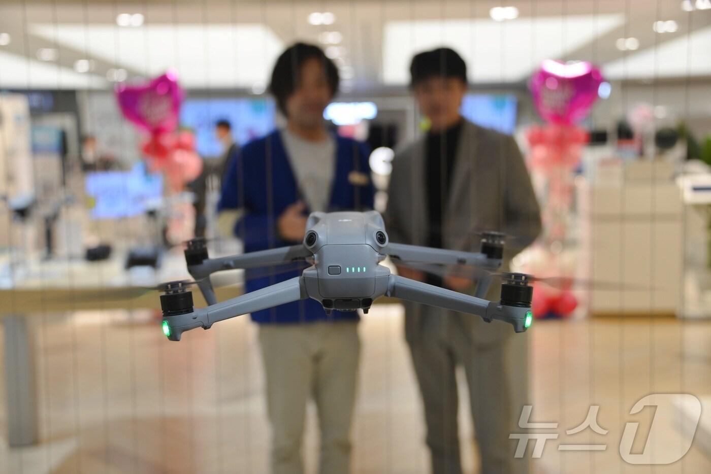 롯데백화점 부산본점 6층 디제이아이 매장에서 직원이 드론 시연을 하고 있다.(롯데백화점 제공)