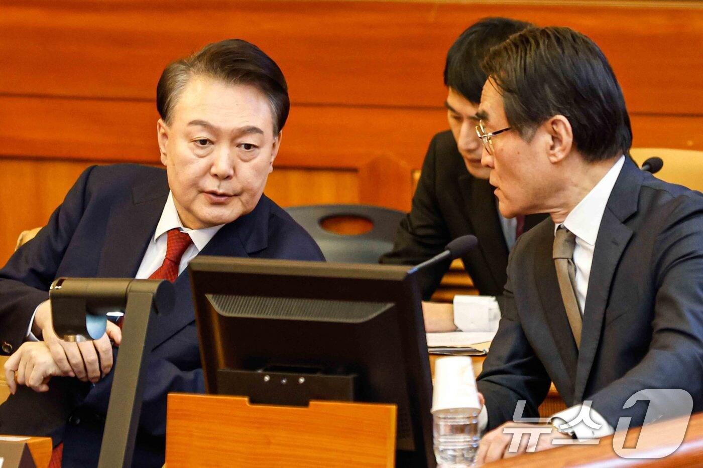 윤석열 대통령이 11일 서울 종로구 헌법재판소에서 열린 &#39;윤석열 대통령 탄핵심판 7차 변론&#39;에 출석해 배보윤 변호사와 의견을 나누고 있다. 2025.2.11/뉴스1 ⓒ News1 사진공동취재단