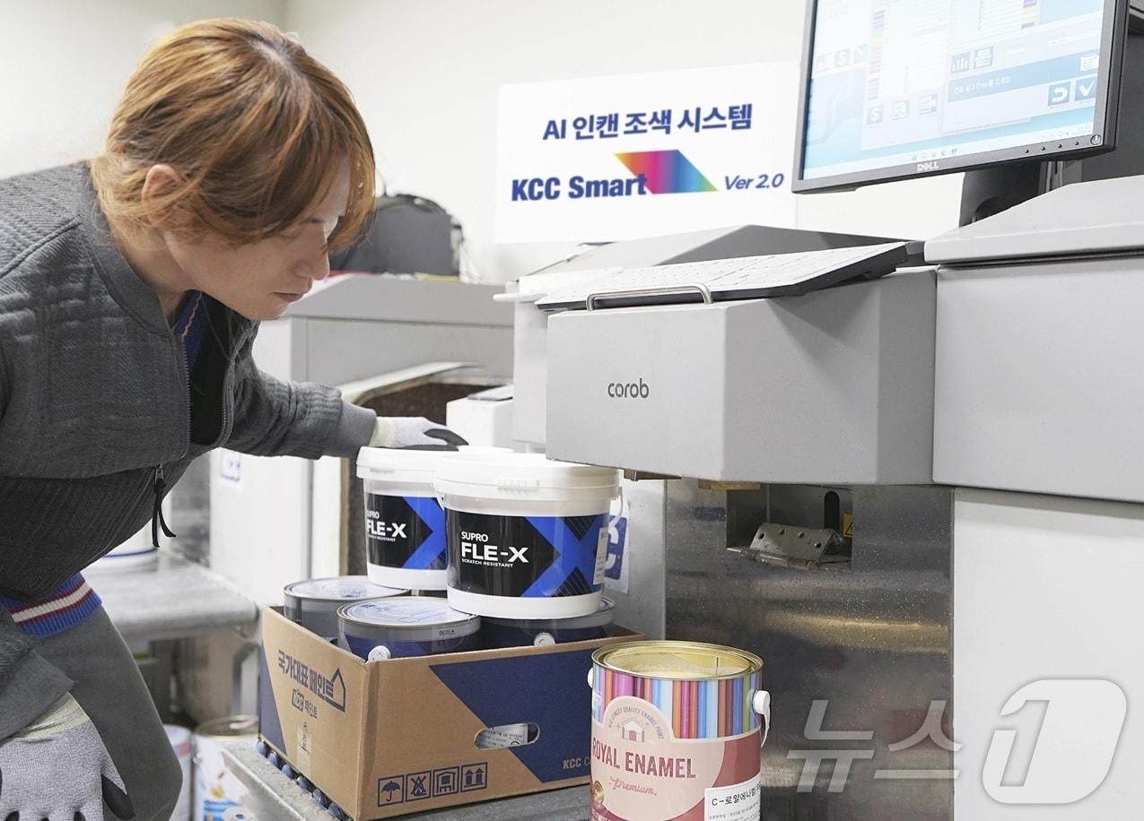 본문 이미지 - KCC 대리점 강남플라자에서 KCC SMART 2.0을 활용해서 조색을 하고 있는 모습. (KCC 제공)