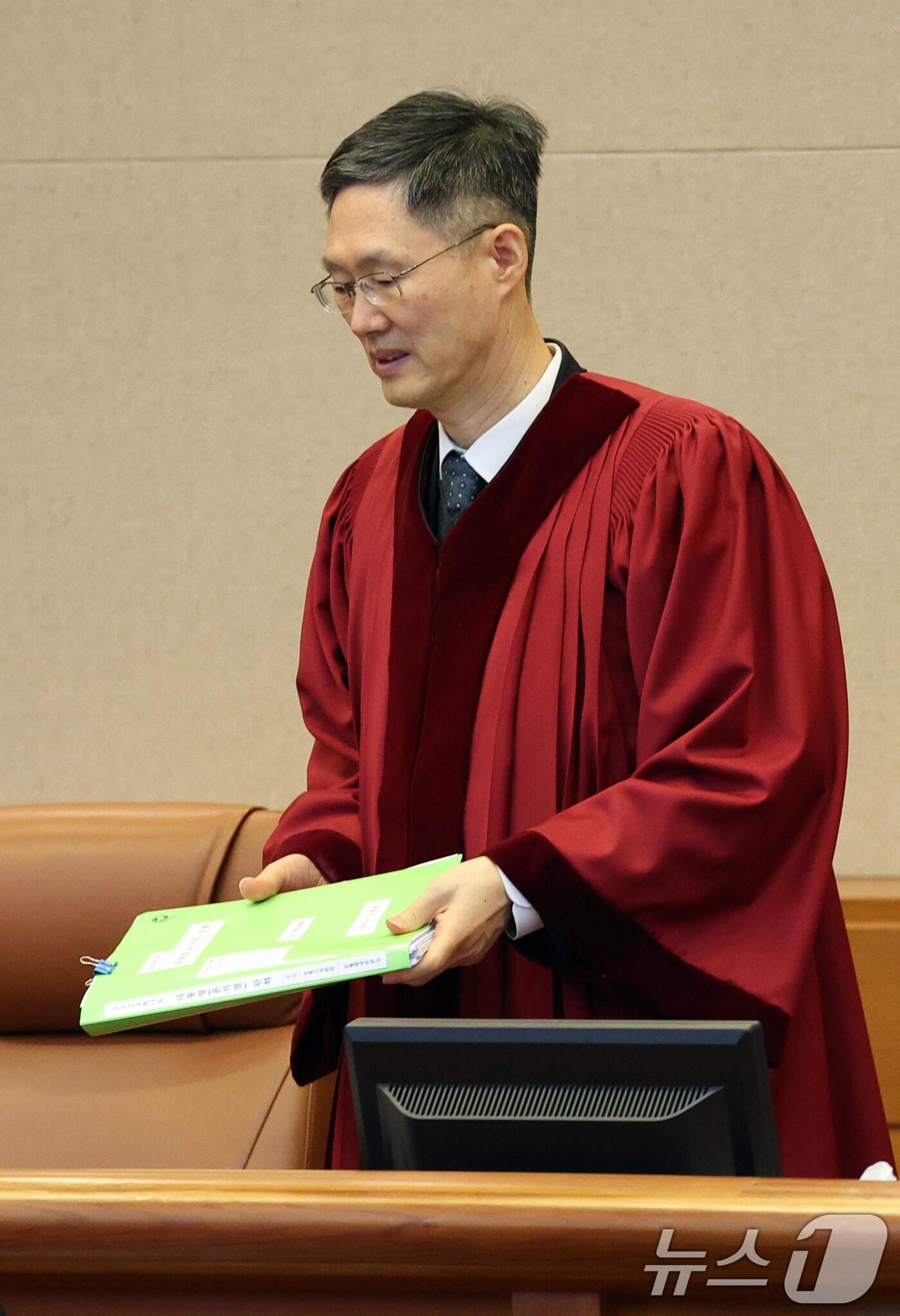 본문 이미지 - 문형배 헌법재판소장 권한대행이 11일 서울 종로구 헌법재판소에서 열린 윤석열 대통령 탄핵심판 7차 변론기일에 입장하고 있다. 2025.2.11/뉴스1 ⓒ News1 사진공동취재단