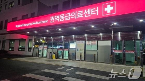 본문 이미지 - 10일 대전의 한 초등학교에서 교사가 휘두른 흉기에 숨진 8살 여자아이가 이송된 대학병원 응급실 전경. 2024.2.1 /뉴스1 ⓒ News1 허진실 기자 