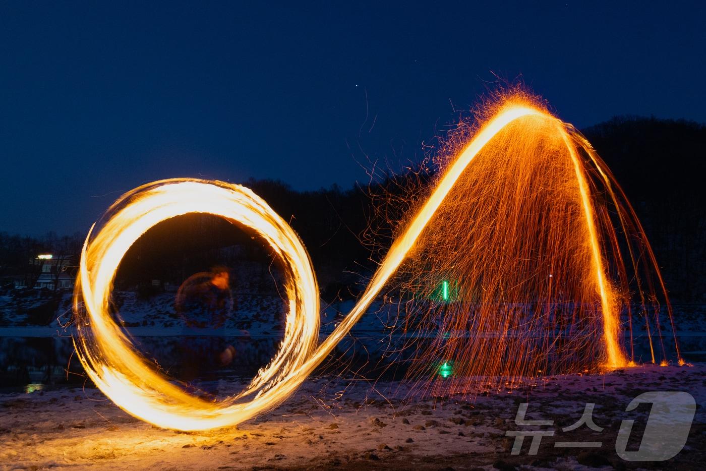 지난 10일 밤 충북 괴산군 불정면 목도나루에서 초등학생들이 전톤놀이인 쥐불놀이를 재현하고 있다.&#40;괴산군 제공&#41;/뉴스1 