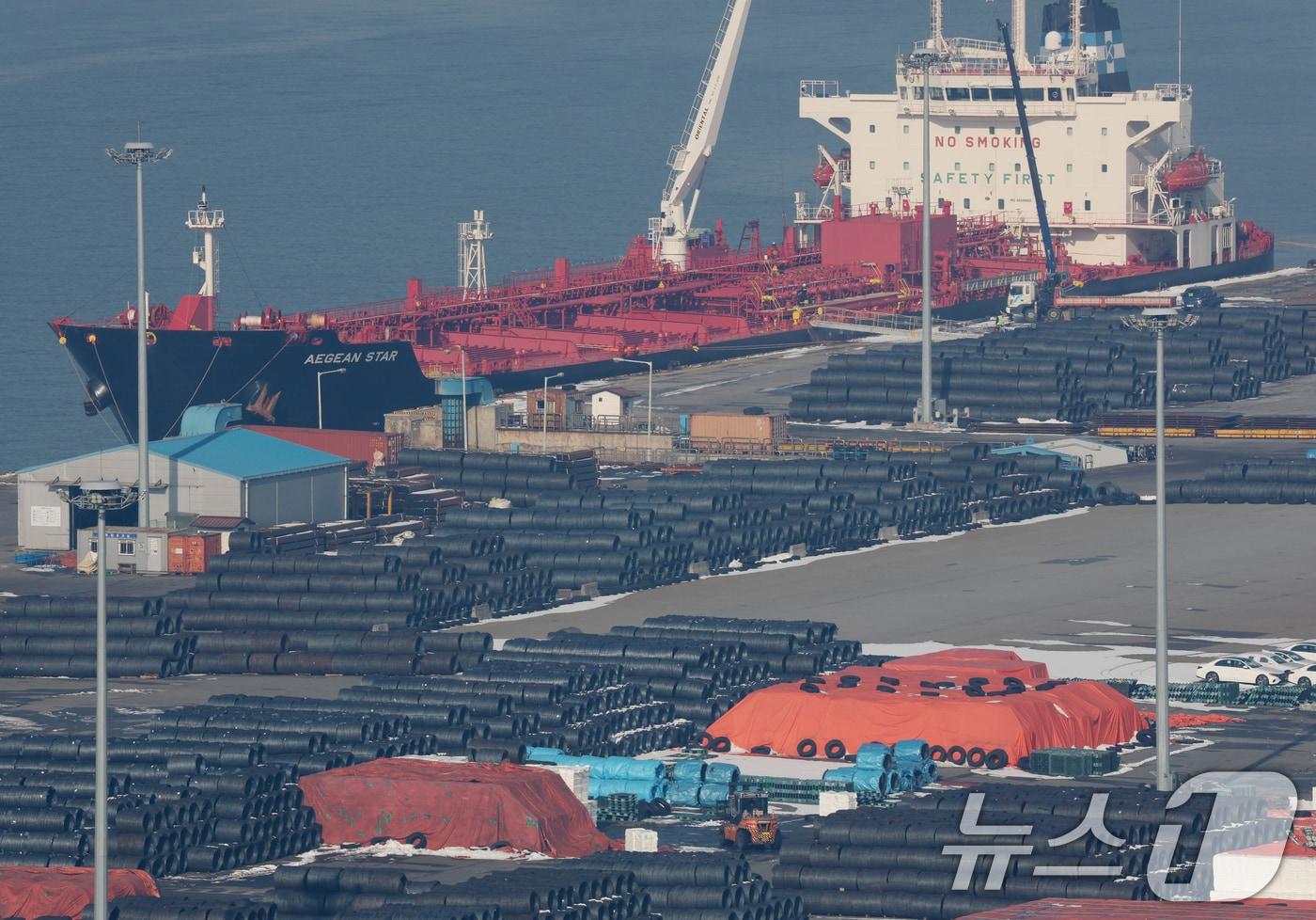 11일 경기 평택시 포승읍 평택항 수출 야적장에 철강 제품이 쌓여 있는 모습.( 사진은 기사 내용과 무관함)  2025.2.11/뉴스1 ⓒ News1 김영운 기자