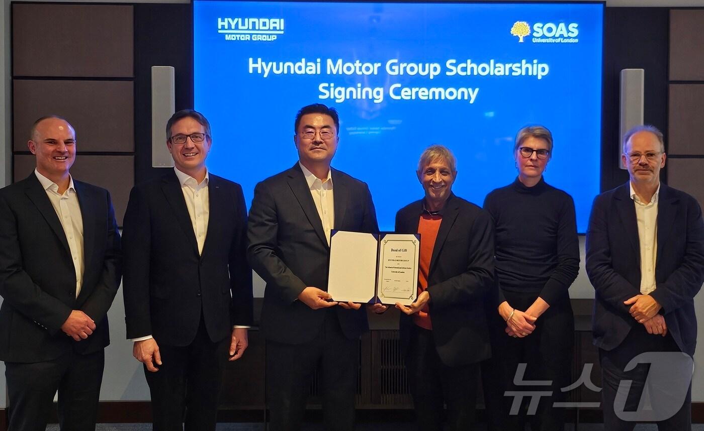 현대차그룹과 SOAS는 10일(현지시간) 런던대 SOAS 세네트 챔버에서 '현대차그룹 장학금(Hyundai Motor Group Scholarship) 기부 계약'을 체결했다고 11일 밝혔다. 사진 왼쪽부터 기아 영국법인 사이먼 헤더링턴 상무, 현대차&제네시스 영국법인장 애슐리 앤드류 상무, 현대차그룹 GSO 본부장 김흥수 부사장, 런던대학교 아담 하비브 총장, 엘리사 반 웨이엔버그 학장, 크리스토퍼 크레이머 교수. (현대차그룹 제공)