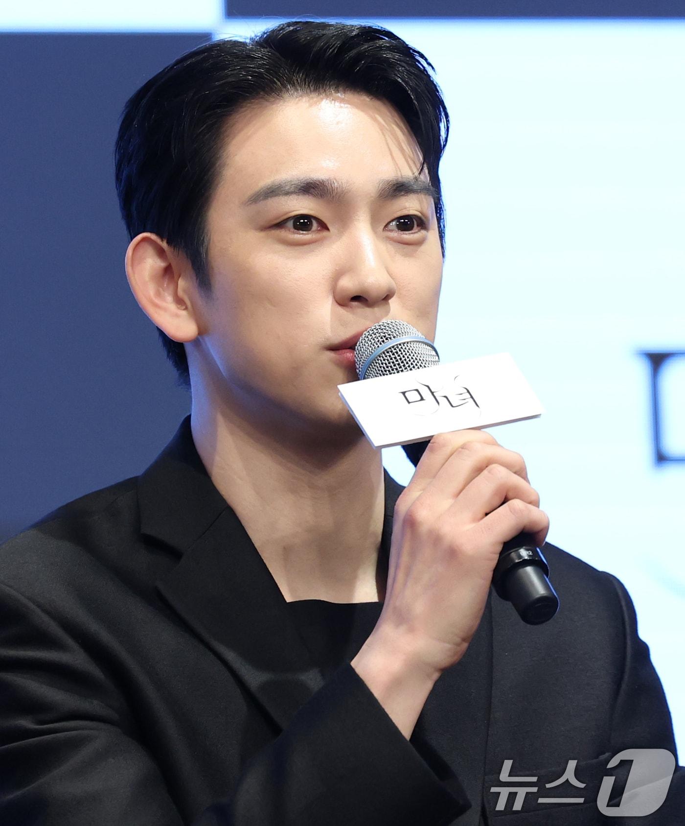 본문 이미지 - 배우 박진영이 11일 서울 구로구 더세인트에서 열린 채널A 새 토일드라마 '마녀' 제작발표회에서 인사말을 하고 있다. '마녀'는 마녀라 불리는 여자를 둘러싼 불운의 법칙을 깨고자 하는 남자 ‘동진’(박진영)과 비극의 씨앗이 되어 세상으로부터 스스로를 단절한 여자 ‘미정’(노정의)이 포기하지 않는 여정 끝에 서로의 구원이 되는 미스터리 로맨스다. 2025.2.11/뉴스1 ⓒ News1 권현진 기자