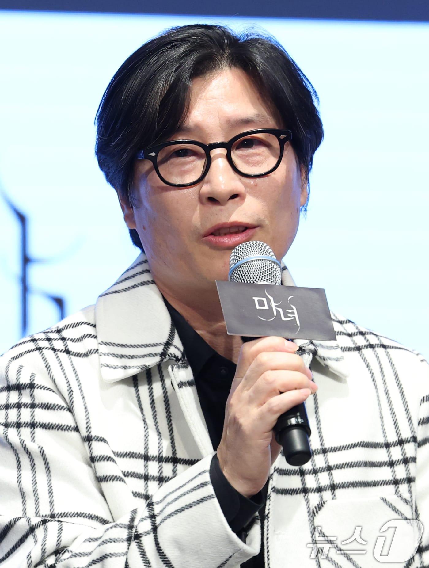 본문 이미지 - 김태균 감독이 11일 서울 구로구 더세인트에서 열린 채널A 새 토일드라마 '마녀' 제작발표회에서 인사말을 하고 있다. '마녀'는 마녀라 불리는 여자를 둘러싼 불운의 법칙을 깨고자 하는 남자 ‘동진’(박진영)과 비극의 씨앗이 되어 세상으로부터 스스로를 단절한 여자 ‘미정’(노정의)이 포기하지 않는 여정 끝에 서로의 구원이 되는 미스터리 로맨스다. 2025.2.11/뉴스1 ⓒ News1 권현진 기자