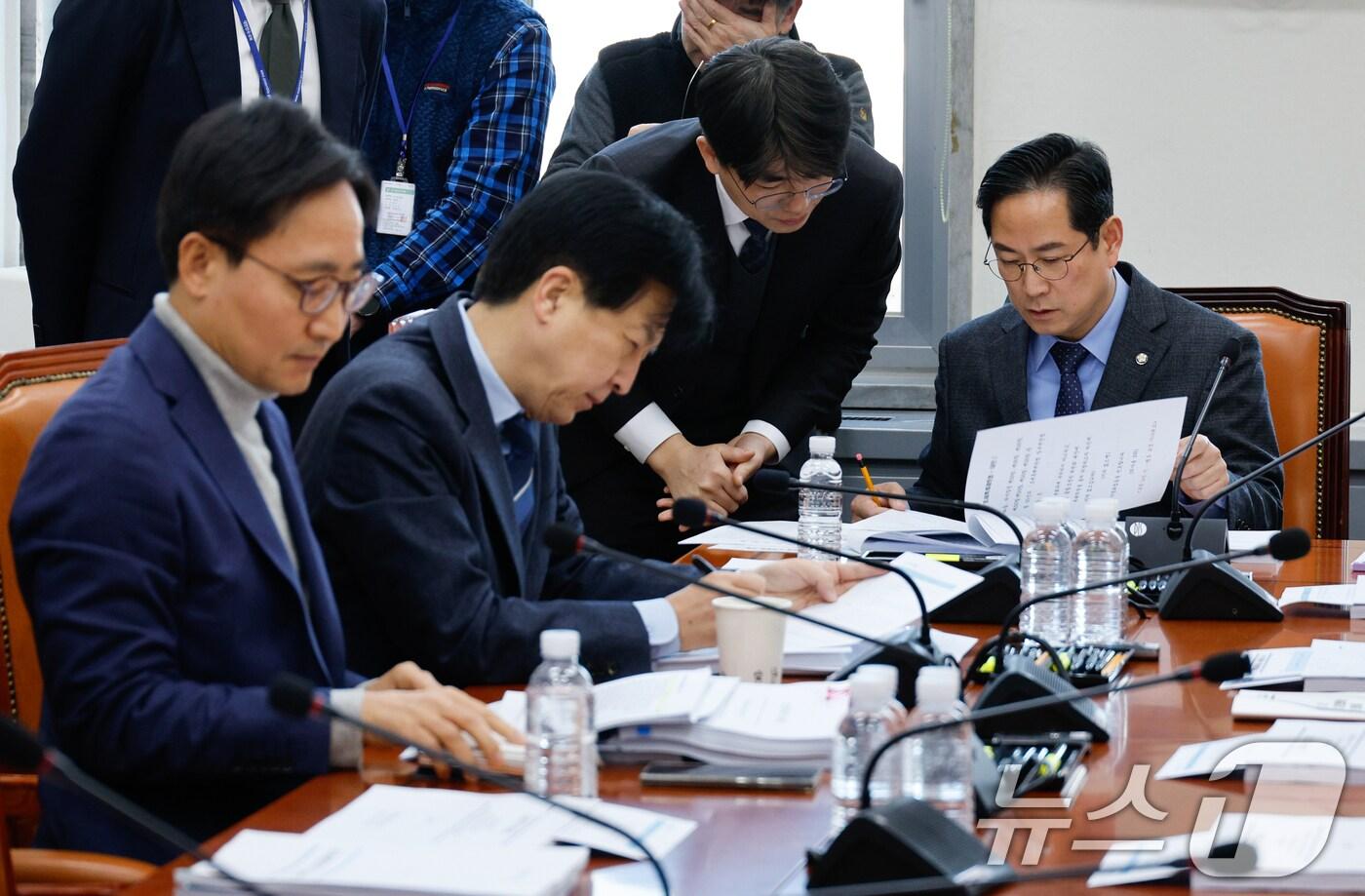 박수영 국회 기획재정위원회 조세소위원장이 11일 서울 여의도 국회에서 제422회국회&#40;임시회&#41; 제1차 조세소위원회를 준비하고 있다. 2025.2.11/뉴스1 ⓒ News1 안은나 기자