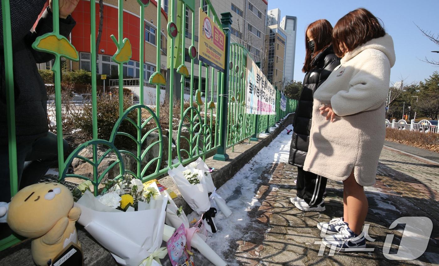 지난 10일 대전 서구 한 초등학교에서 1학년 A양이 교사에 의해 흉기에 찔려 사망하는 사고가 발생했다. 11일 범행이 발생한 학교에서 같은 학교 학생들이 A양을 추모하고 있다. 2025.2.11/뉴스1 ⓒ News1 김기태 기자