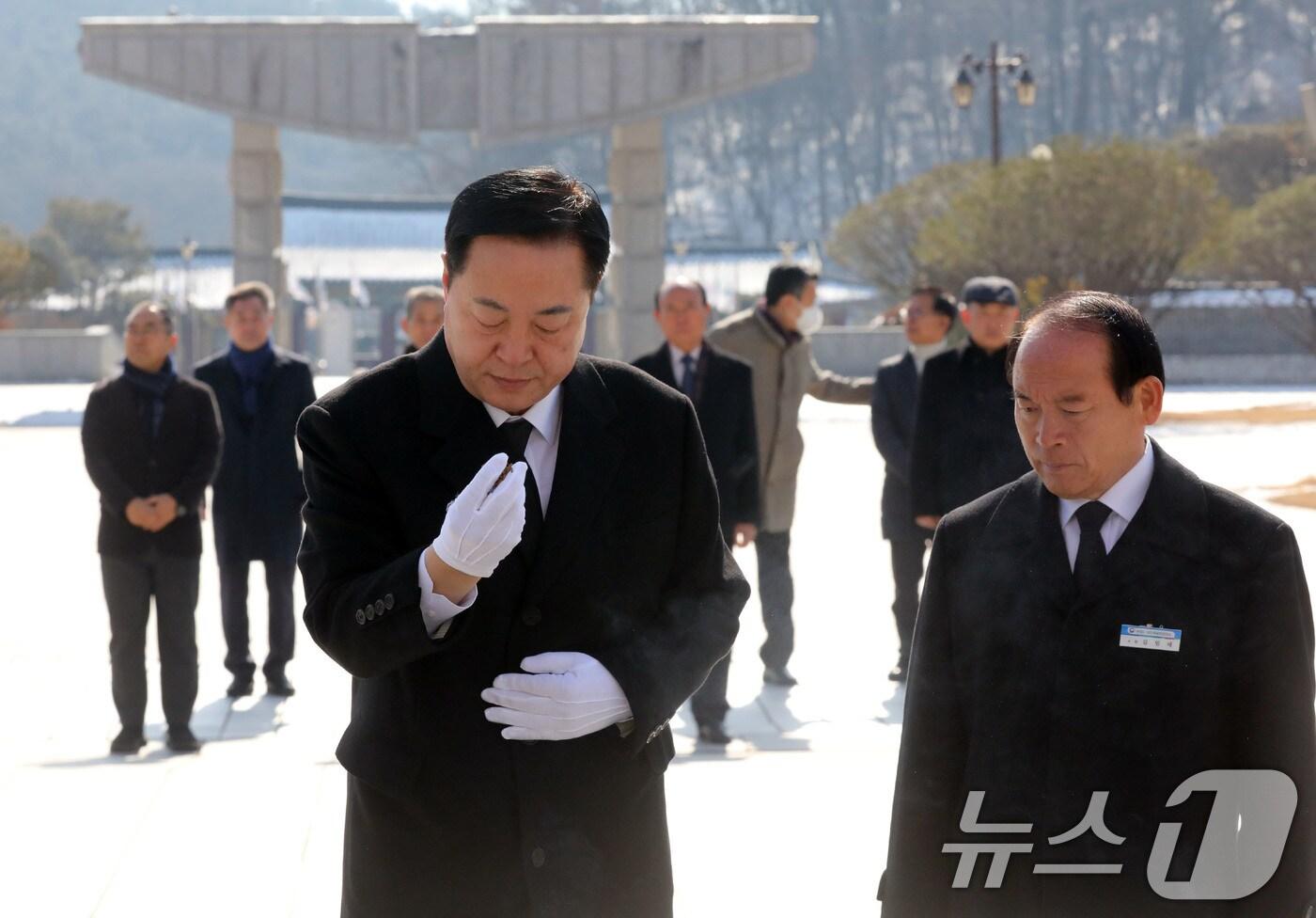 본문 이미지 - 김두관 전 더불어민주당 국회의원이 11일 오전 광주 북구 운정동 국립5·18민주묘지에서 오월 영령에 분향하고 있다. 2025.2.11/뉴스1 ⓒ News1 박지현 기자