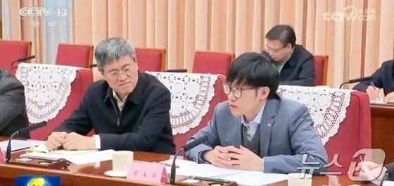 본문 이미지 - 량원펑 딥시크 창업자가 최근 리창 국무원 총리 주재의 &#39;정부업부 보고회&#39;에 참석했다. &#40;CCTV 갈무리&#41;