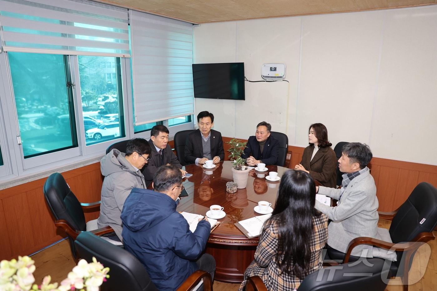 11일 전북자치도 진안군 백운면에 소재한 국립진안고원산림치유원 김창현 원장이 진안군의회를 방문해 현안 사업을 논의하고 있다.(진안군의회제공)2025.2.11/뉴스1