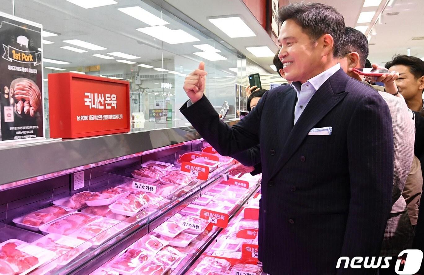 본문 이미지 - 정용진 신세계 회장이 인천 이마트 연수점을 찾아 육류 코너에서 직원을 향해 손하트를 하고 있다. (공동취재) 2023.5.3/뉴스1 ⓒ News1 장수영 기자