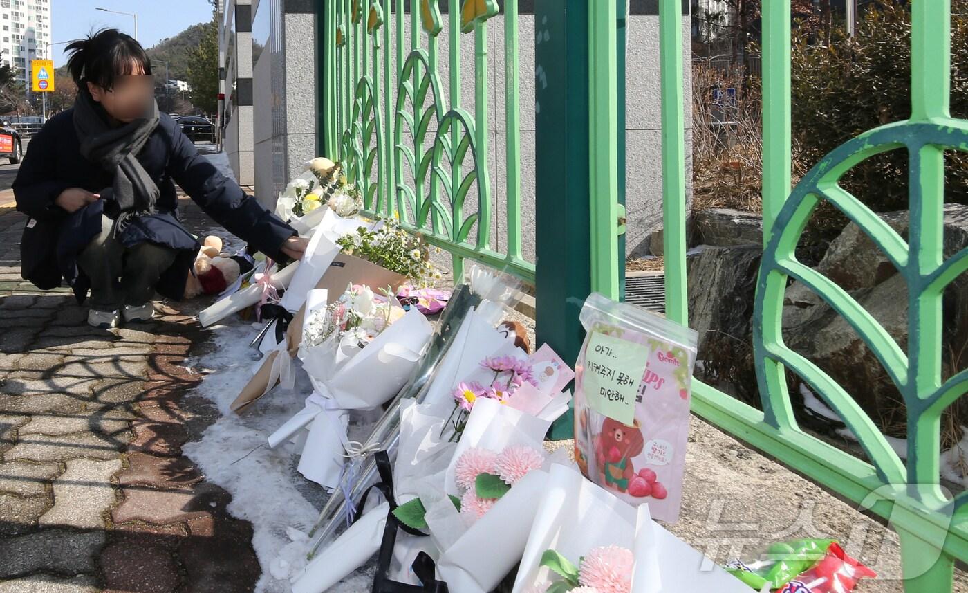 지난 10일 대전 서구 한 초등학교에서 1학년 A양이 교사에 의해 흉기에 찔려 사망하는 사고가 발생했다. 11일 범행이 발생한 학교에서 시민들이 A양을 추모하고 있다. 2025.2.11/뉴스1 ⓒ News1 김기태 기자