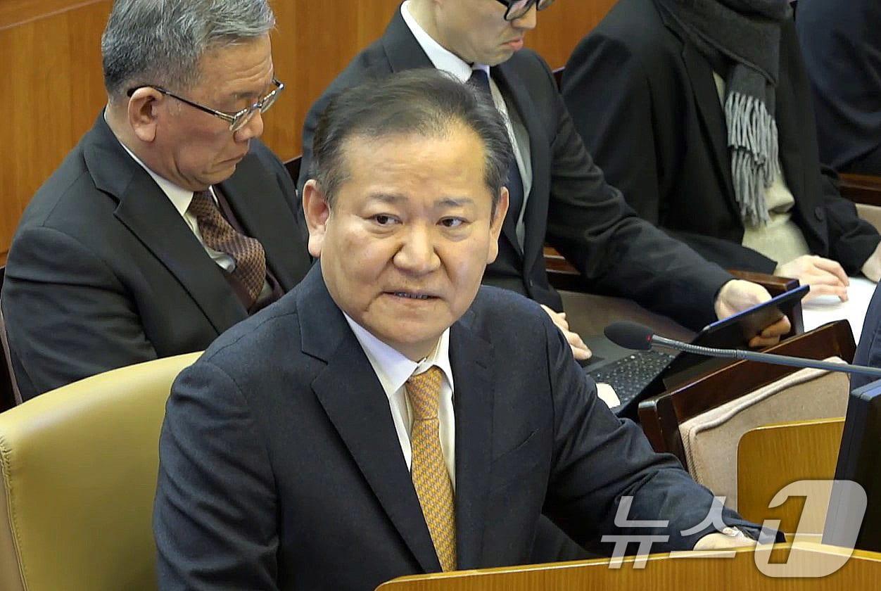 본문 이미지 - 이상민 전 행정안전부 장관이 11일 오전 서울 종로구 헌법재판소에서 열린 윤석열 대통령 탄핵 심판 7차 변론기일에 증인으로 출석해 질문에 답변하고 있다. (헌법재판소 제공) 2025.2.11/뉴스1