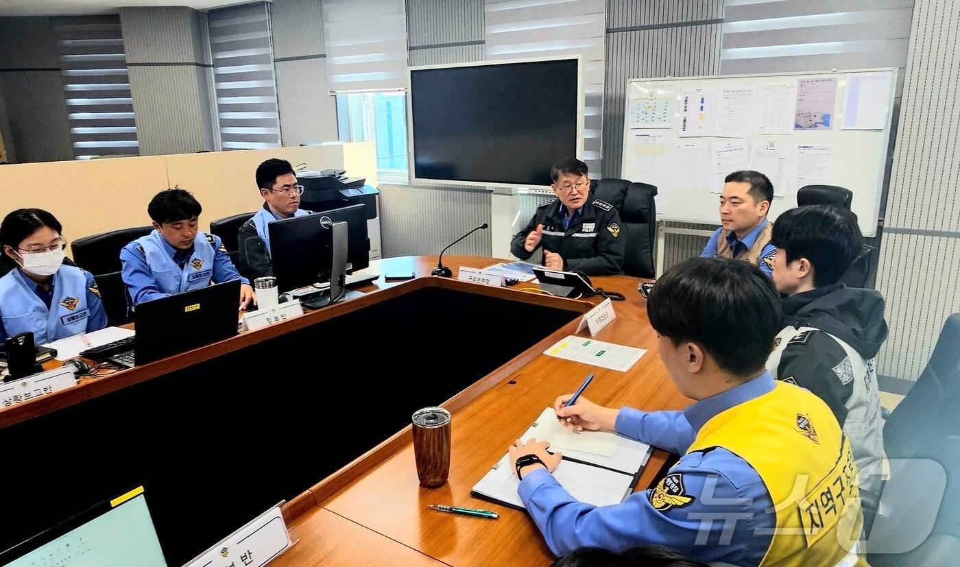 11일 김용진 해양경찰청장이 여수해양경찰서에 마련된 지역구조본부를 방문하고 있다. (해양경찰청 제공) / 뉴스1