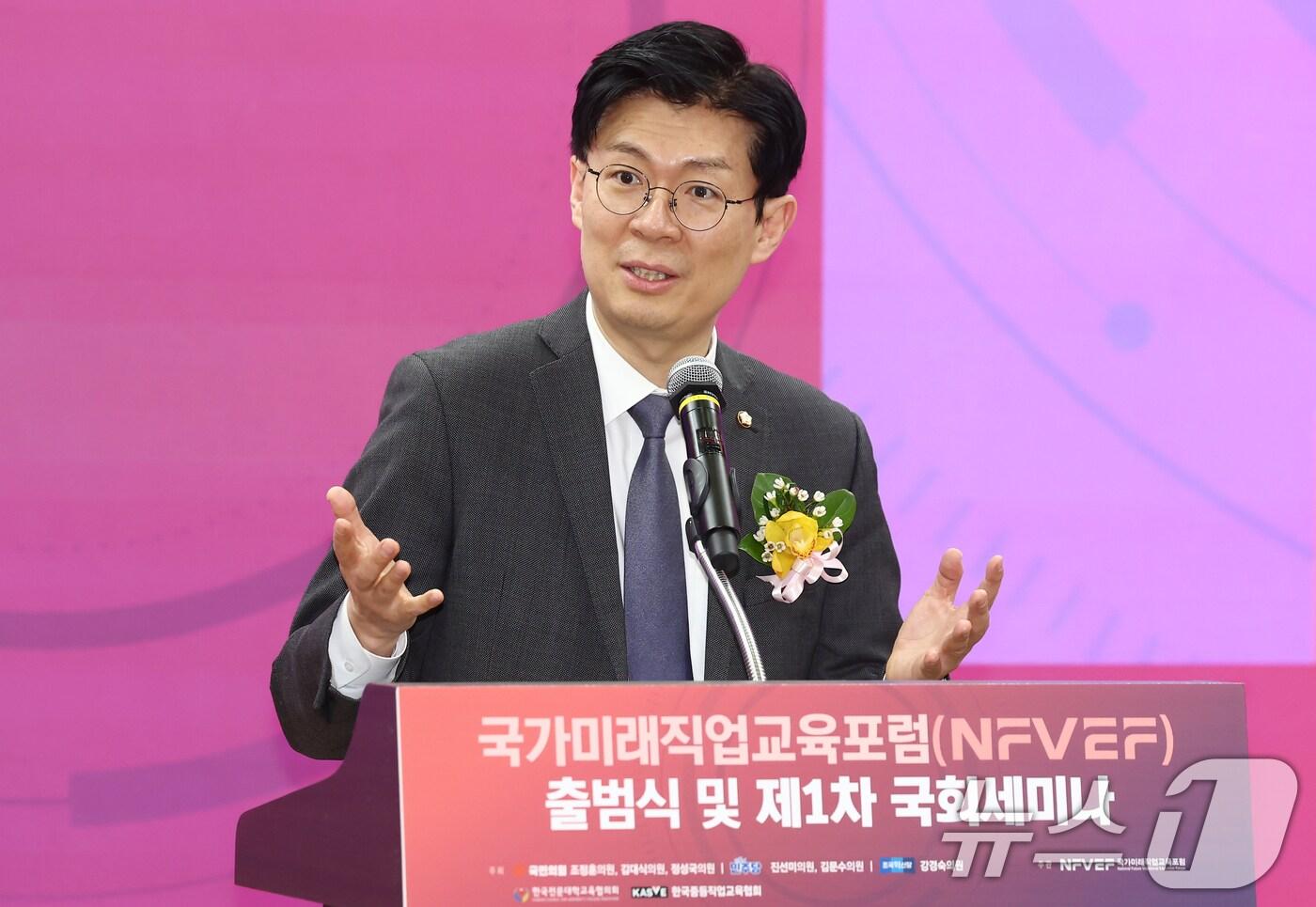 본문 이미지 - 조정훈 국민의힘 의원이 11일 오후 서울 여의도 국회 의원회관에서 열린 '국가미래직업교육포럼(NFVEF) 출범식 및 제1차 국회세미나'에서 환영사를 하고 있다. 2025.2.11/뉴스1 ⓒ News1 김민지 기자