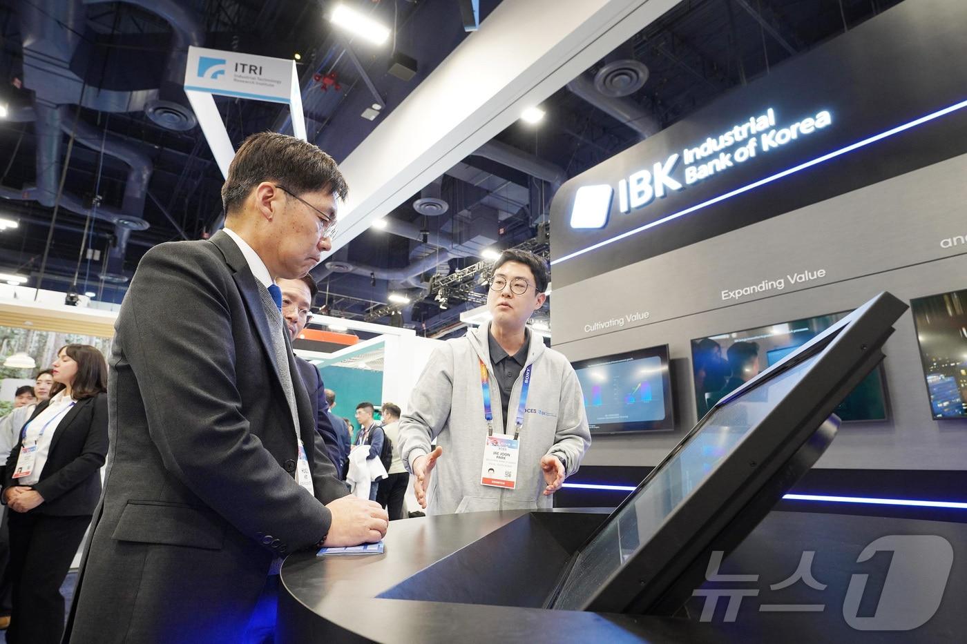 김형일 IBK기업은행 전무이사(앞 왼쪽)가 올해 1월 미국 라스베이거스에서 개최된 CES 2025에서 IBK홍보관을 둘러보고 있는 모습(기업은행 제공)