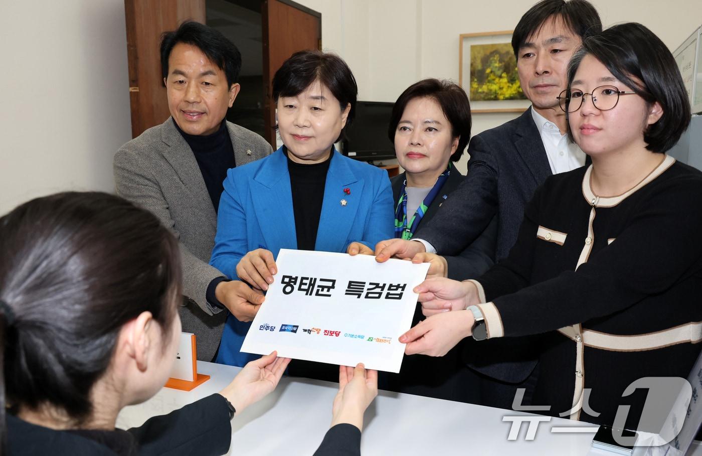 야6당 의원들이 11일 오후 서울 여의도 국회 의안과에 명태균 특검법을 접수하고 있다. 왼쪽부터 윤종오 진보당 원내대표, 서영교 더불어민주당 명태균 게이트 진상조사단장, 정춘생 조국혁신당 원내수석부대표, 한창민 사회민주당 대표, 용혜인 기본소득당 대표. (공동취재)2025.2.11/뉴스1 ⓒ News1 이광호 기자