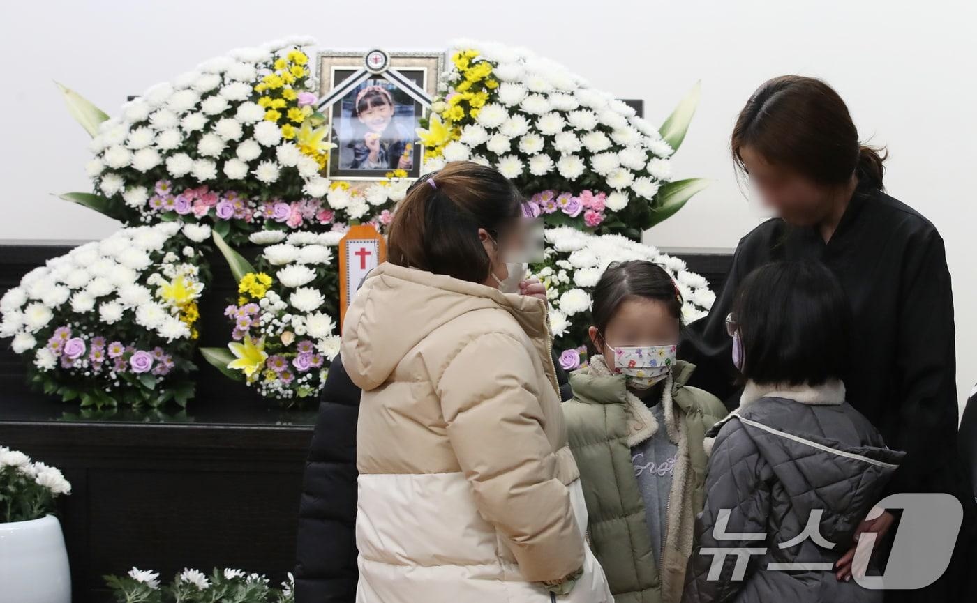 본문 이미지 - 지난 10일 대전 서구 한 초등학교에서 1학년 김하늘 양이 교사에 의해 흉기에 찔려 사망하는 사고가 발생했다. 11일 빈소가 마련된 건양대병원 장례식장에 김 양의 친구들이 조문하고 있다. 2025.2.11/뉴스1 ⓒ News1 김기태 기자