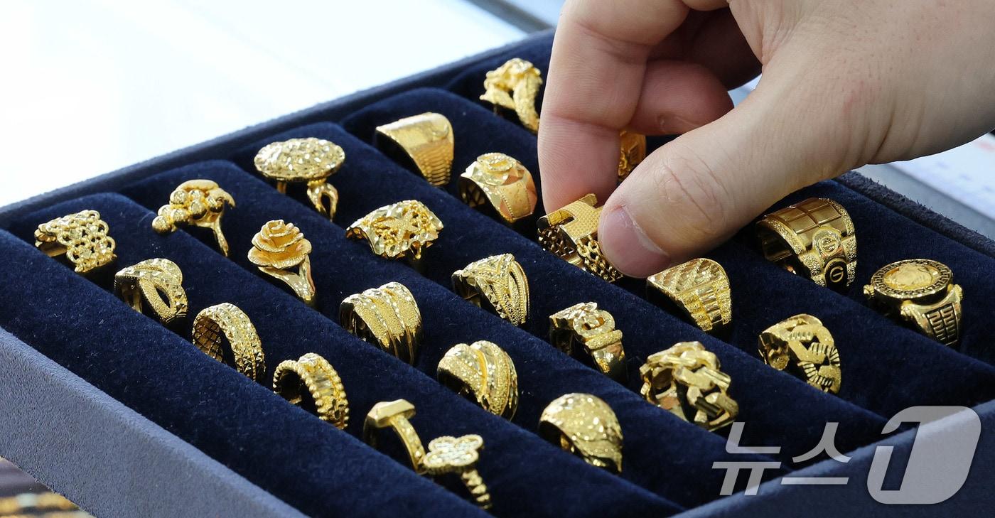 11일 서울 종로구의 한 금은방에서 직원이 금반지를 살펴보고 있다. 2025.2.11/뉴스1 ⓒ News1 박세연 기자