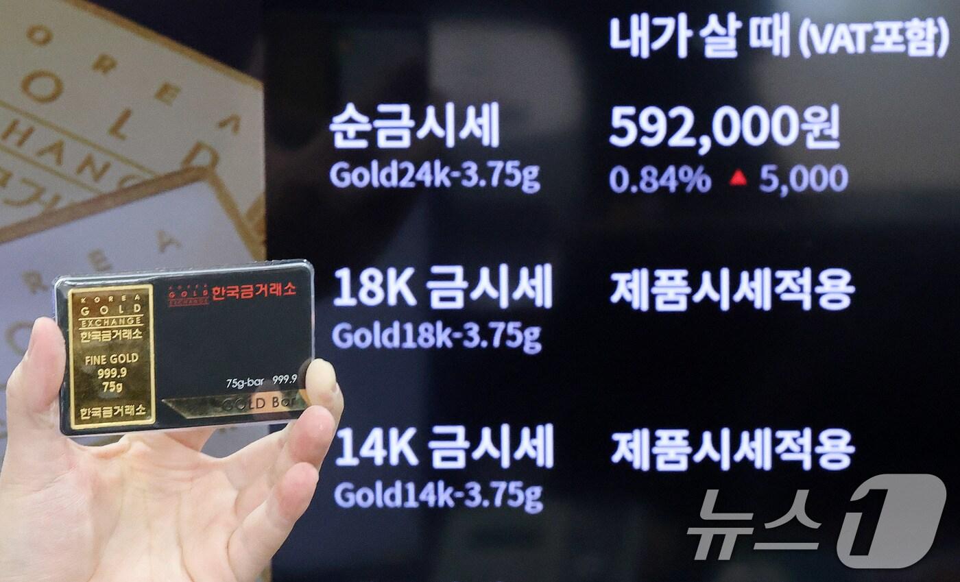 11일 서울 종로구 한국금거래소 종로본점 전광판에 금시세가 나타나고 있다. 한국금거래소 홈페이지 기준 금1돈 구매비용은 59만2000원으로 60만원 턱밑까지 올랐다. 반지 등 금제품 구매시 세공비에 세금까지 더해지면 60만원을 훌쩍 넘어선다. 2025.2.11/뉴스1 ⓒ News1 박세연 기자