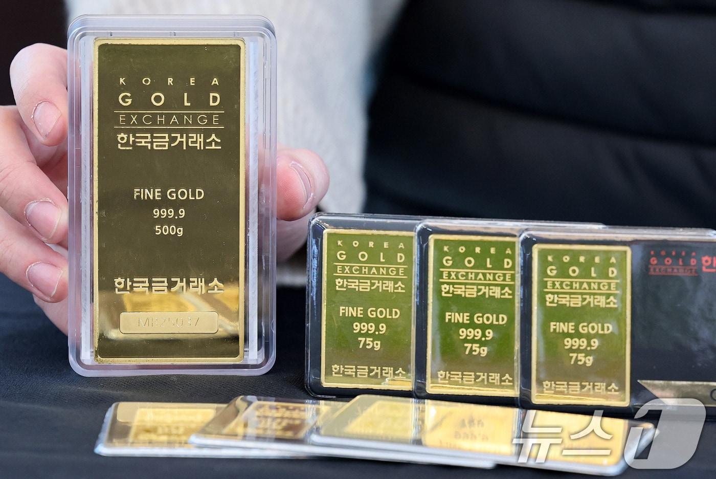  서울 종로구 한국금거래소 종로본점에서 직원이 골드바를 선보이고 있다. 2025.2.11/뉴스1 ⓒ News1 박세연 기자