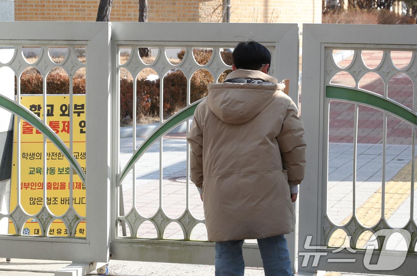지난 10일 대전 서구 한 초등학교에서 1학년 김하늘 양이 교사에 의해 흉기에 찔려 사망하는 사고가 발생했다. 11일 범행이 발생한 학교에서 학생이 교문 앞에서 김 양을 추모하고 있다. 2025.2.11/뉴스1 ⓒ News1 김기태 기자