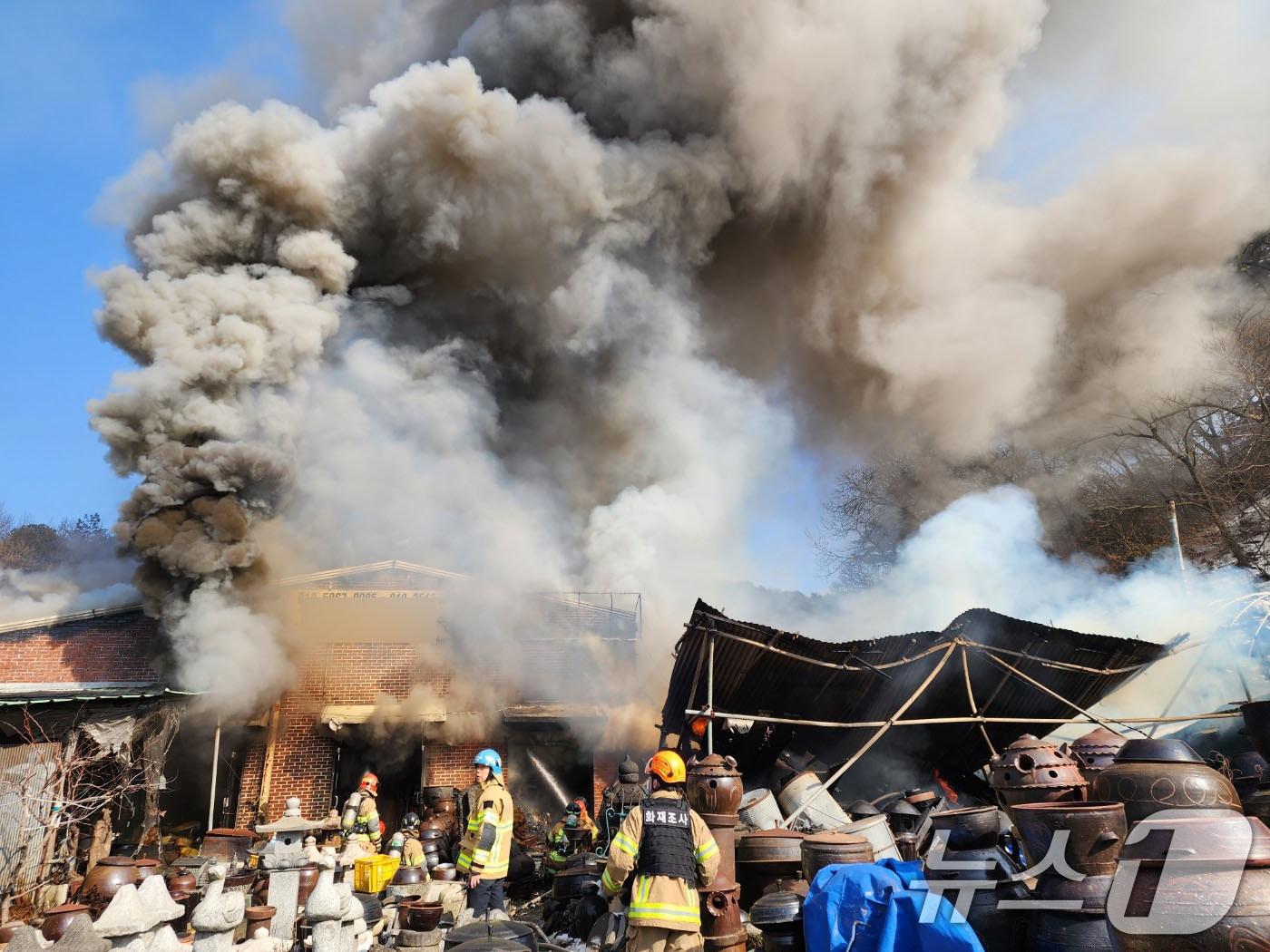 본문 이미지 - 11일 오후 1시 50분쯤 광주 북구 문흥동의 한 골동품 가게에서 불이 나 소방당국이 불을 진화하고 있다.(독자 제공)2025.2.11/뉴스1 