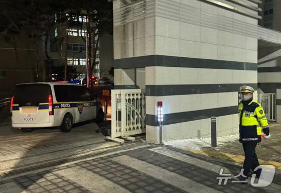 본문 이미지 -  초등생 살해 사건이 발생한 대전 서구 초등학교 정문. 2025.2.10/뉴스1 ⓒ News1 양상인 기자