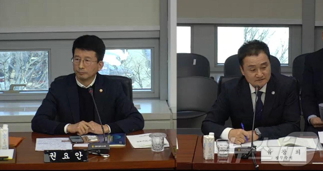 본문 이미지 - 11일 권요안 전북자치도의원&#40;왼쪽&#41;이 운영위원회 회의에서 유창희 정무수석에게 질의하고 있다.2025.2.11/뉴스1