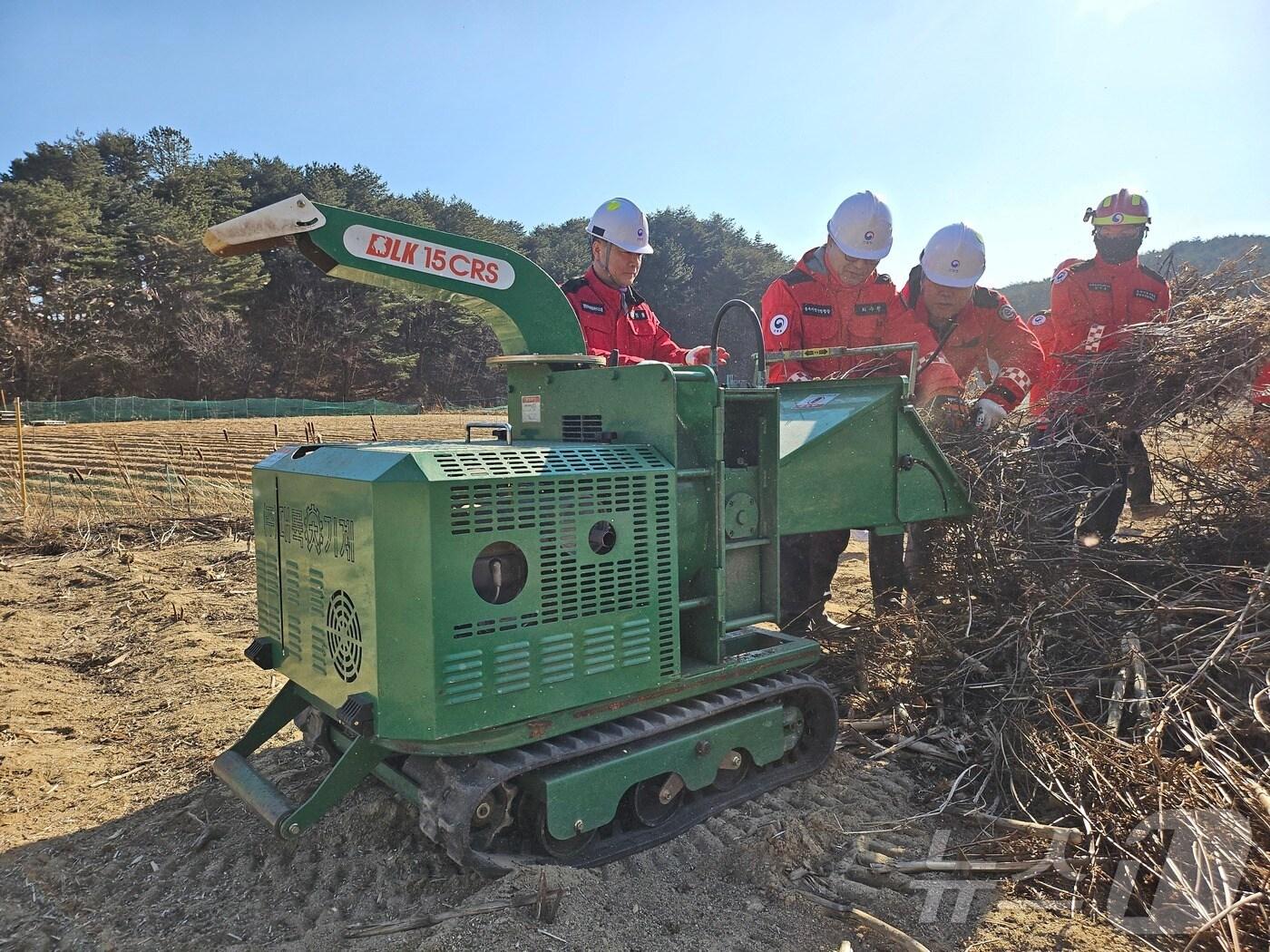 본문 이미지 - 동부지방산림청과 강원 양양군 주관으로 11일 양양 손양면 일대에서 열린 영농부산물 수거·파쇄 합동캠페인.(동부산림청 제공) 2025.2.11/뉴스1