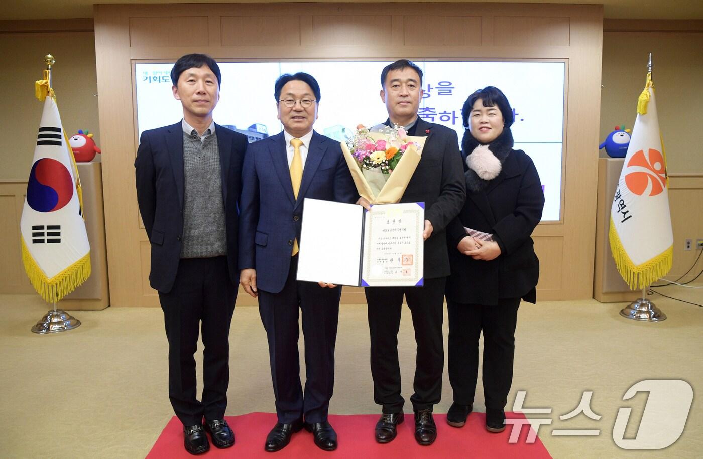 강기정 광주시장이 11일 시청 비즈니스룸에서 신용동 안전마을협의회에 대통령 표창을 전수한 후 기념촬영을 하고 있다.&#40;광주시 제공&#41;2025.2.11/뉴스1 