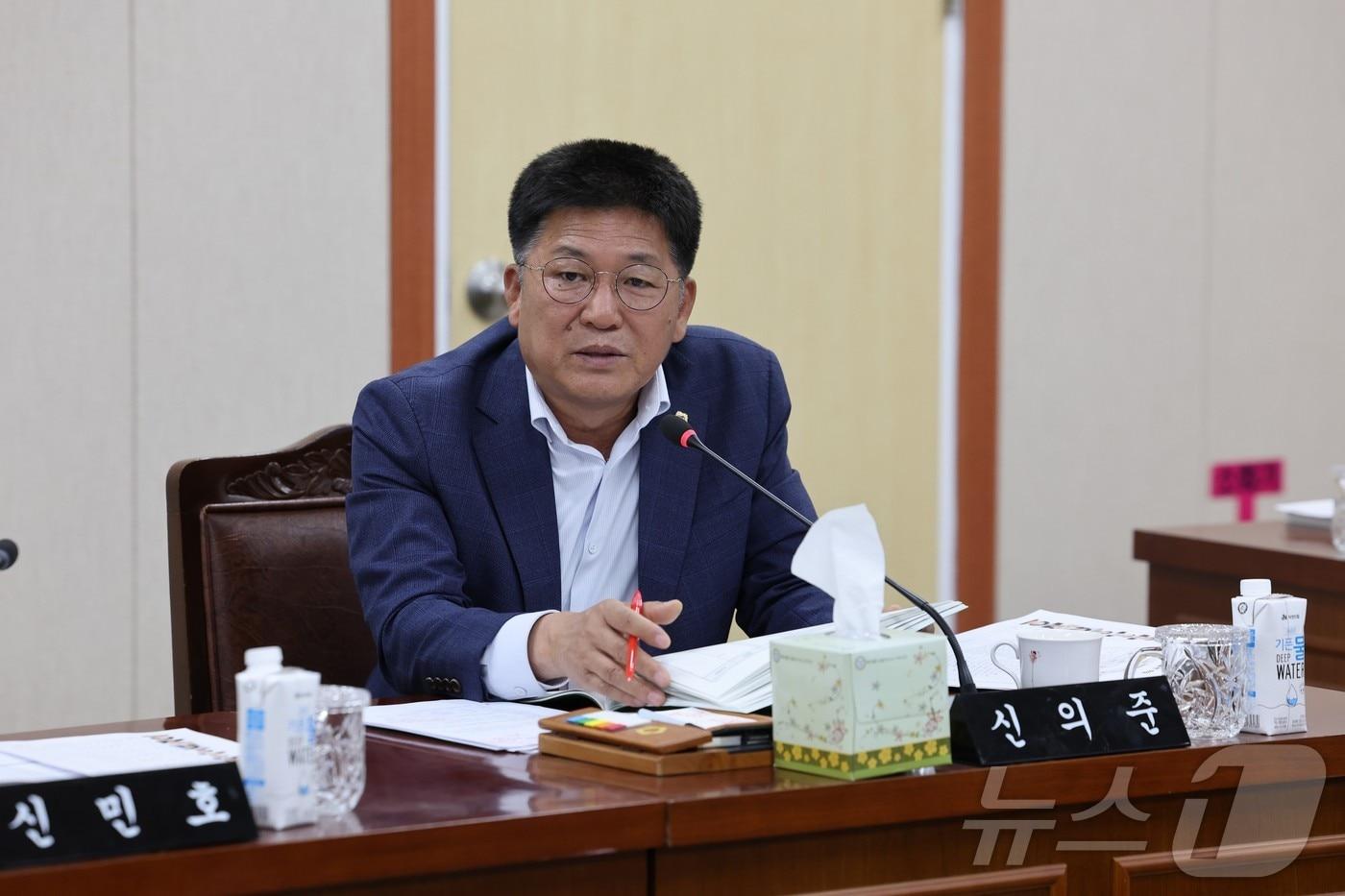 신의준 전남도의원이 전남도  에너지산업국 소관 업무보고를 받고 있다.&#40;전남도의회 제공&#41;/뉴스1