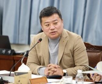 본문 이미지 - 장영균 전남도의원이 전남연구원 업무보고를 받고 있다.&#40;전남도의회 제공&#41;/뉴스1 